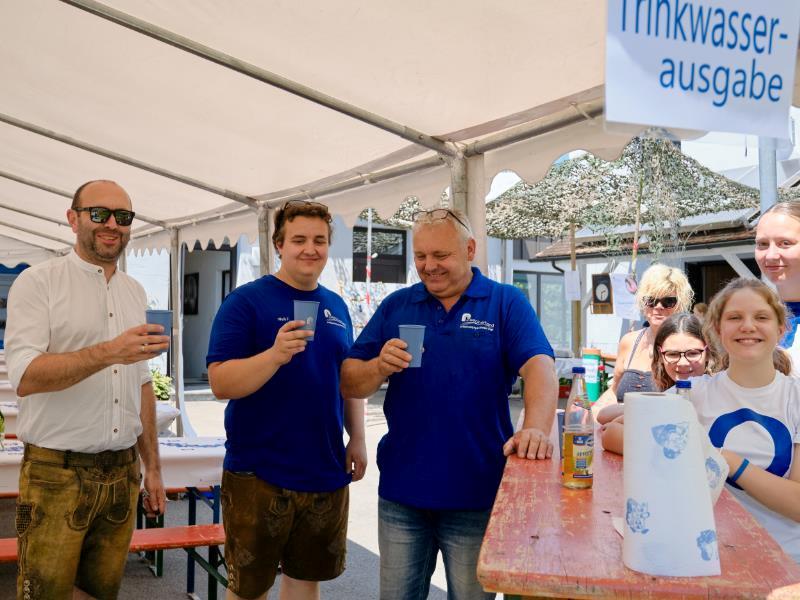 Auf ein friedliches Wasserfest - angestoßen wurde natürlich mit frischem Leitungswasser