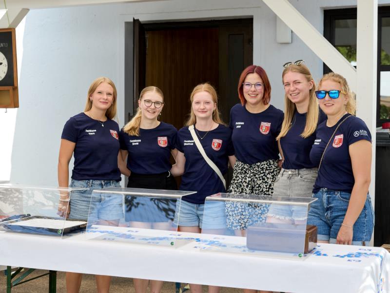 Die Festdamen der Böhmfelder Feuerwehr versorgten uns mit Kaffee und Kuchen - vielen Dank dafür!