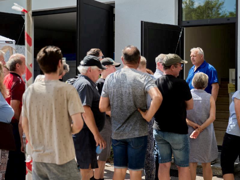 Wassermeister Georg Lindner führte die interessierte Schar ins Wasserhaus