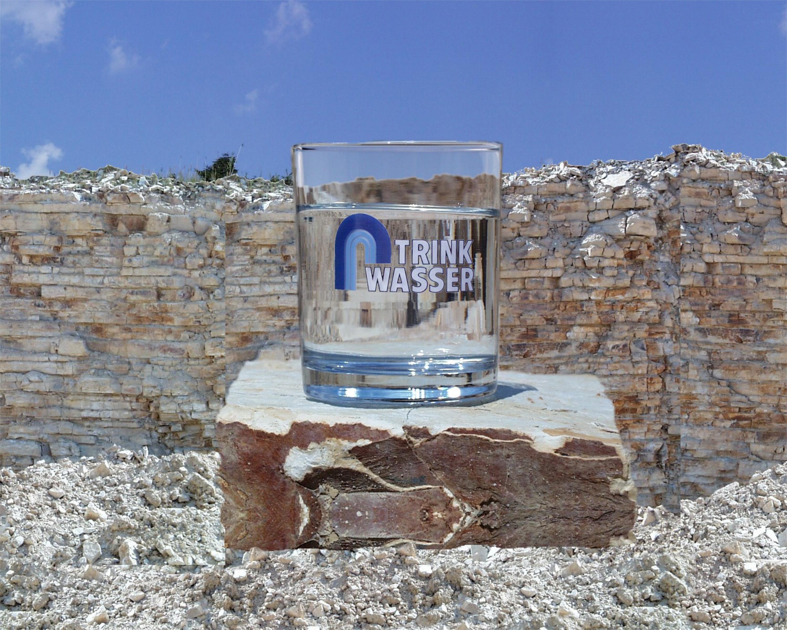 Wasserglas im Steinbruch