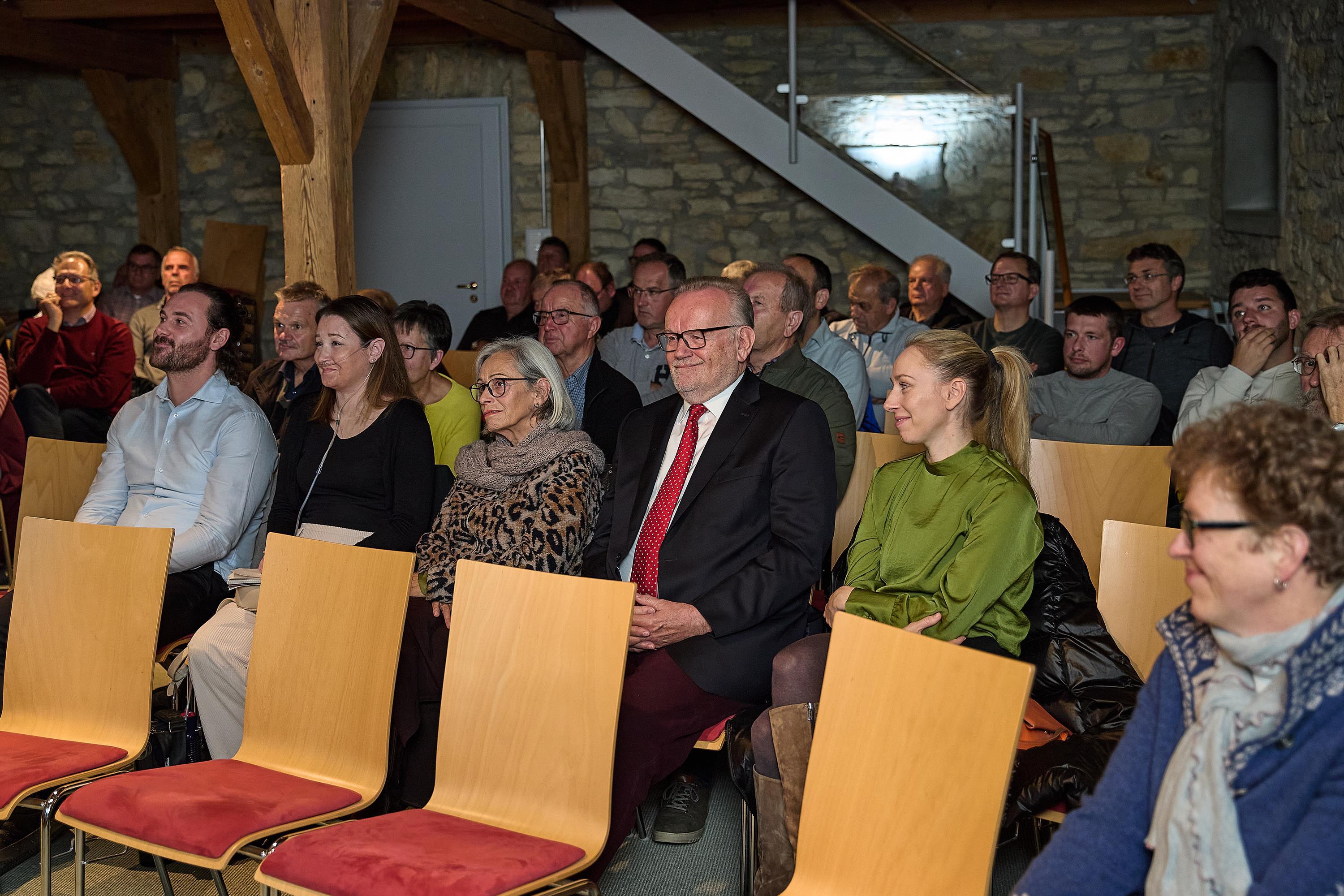 Aufmerksames Publikum bei der Laudatio