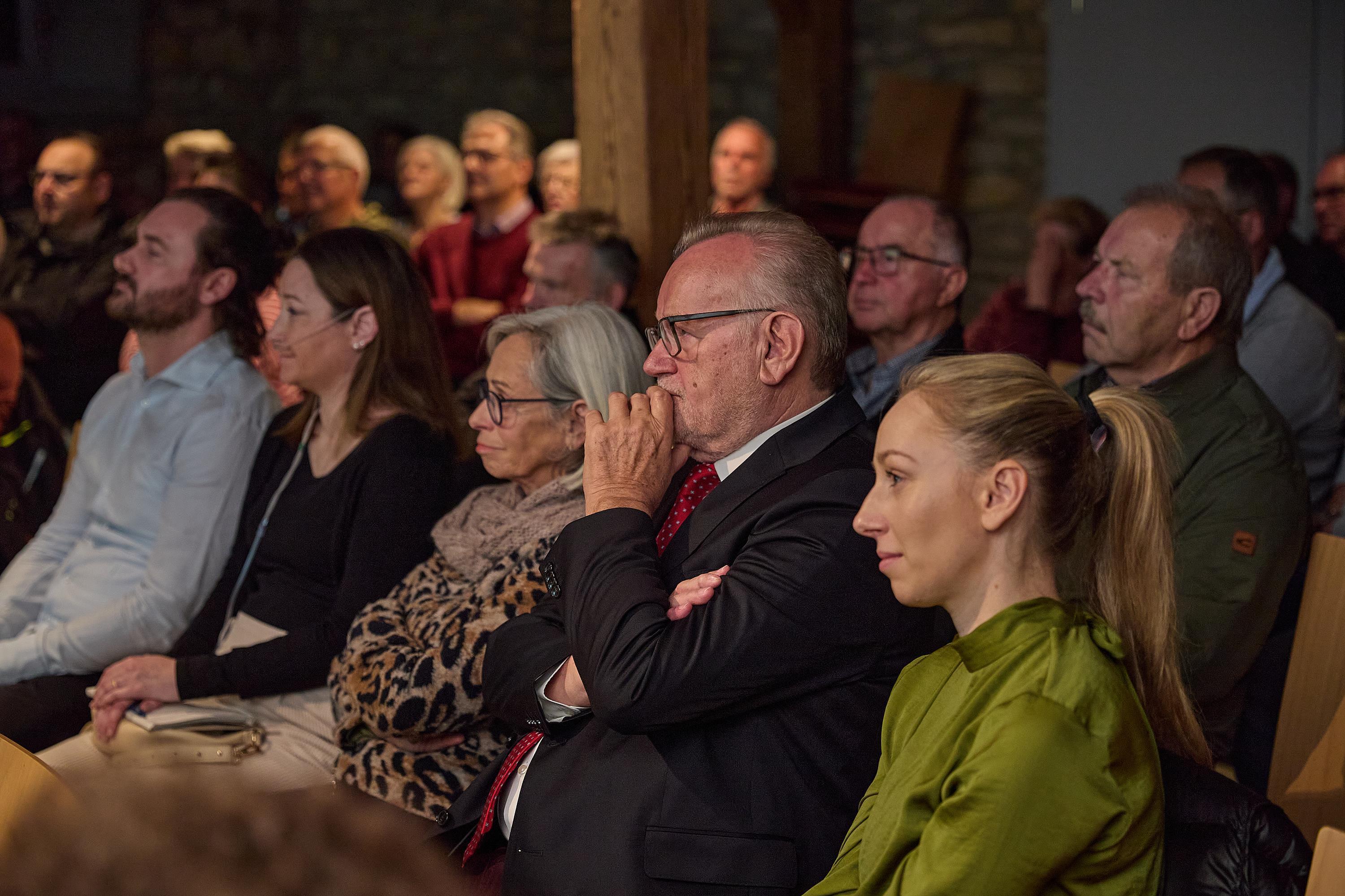 Alfred Ostermeier mit seiner Frau und den Töchtern während der Ansprac